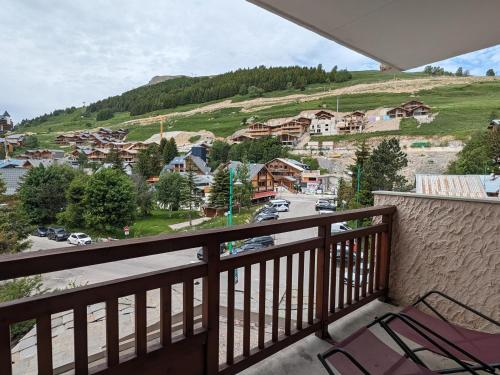 d'un balcon avec vue sur la ville. dans l'établissement Studio au pied des pistes, animaux admis - FR-1-811-7, à Les Deux Alpes