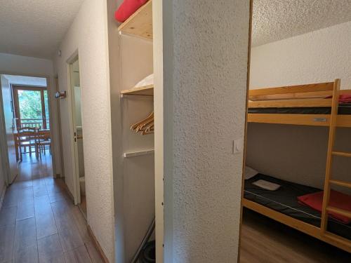 une pièce avec une pièce avec un placard et un couloir dans l'établissement Studio fonctionnel avec balcon, au pied des pistes, animaux admis - FR-1-811-32, à Les Deux Alpes