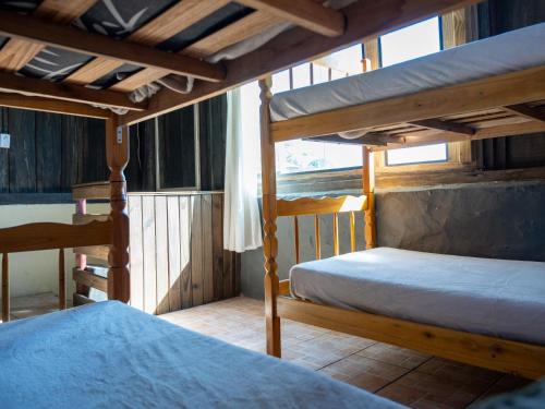 a bedroom with two bunk beds in a cabin at Pousada Gendra's in Imbituba