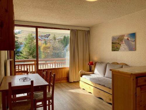 un salon avec un canapé et une table dans l'établissement Studio confortable pour 4 pers., animaux admis, proche des pistes - FR-1-811-38, à Les Deux Alpes