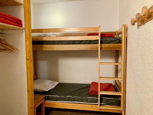 une chambre avec deux lits superposés dans une pièce dans l'établissement Studio confortable pour 4 pers., animaux admis, proche des pistes - FR-1-811-38, à Les Deux Alpes