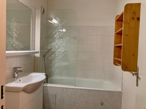 une salle de bain avec un lavabo et une baignoire dans l'établissement Studio confortable pour 4 pers., animaux admis, proche des pistes - FR-1-811-38, à Les Deux Alpes