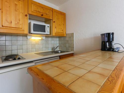 - une cuisine avec un comptoir et un four micro-ondes dans l'établissement Studio familial 4 pers. au pied des pistes, centre station, animaux admis - FR-1-811-39, à Les Deux Alpes