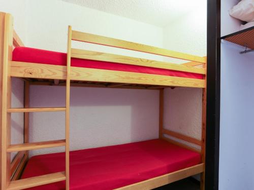 une chambre avec deux lits superposés dans l'établissement Studio familial 4 pers. au pied des pistes, centre station, animaux admis - FR-1-811-39, à Les Deux Alpes