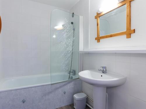 une salle de bain blanche avec un lavabo et une douche dans l'établissement Studio familial 4 pers. au pied des pistes, centre station, animaux admis - FR-1-811-39, à Les Deux Alpes