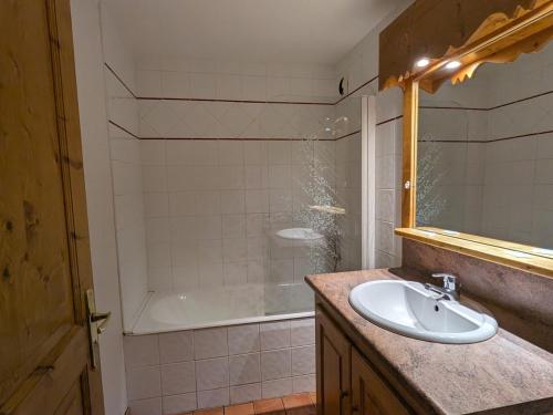 une salle de bain avec un lavabo et une baignoire dans l'établissement Appartement lumineux 6 pers, au pied des pistes, centre station, animaux admis - FR-1-811-34, à Les Deux Alpes