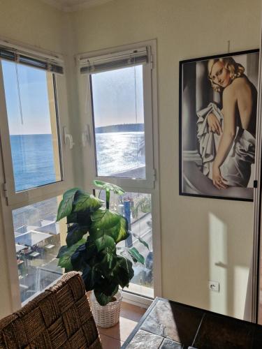 Photo de la galerie de l'établissement Villa Azzurra Menton Apt Luxe, Front Mer, 4th floor of 5, WiFi, TVSat, Climate, à Menton