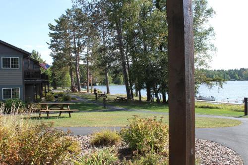 Una vista de un parque con bancos y un lago. en 2 bedroom accessible condo #112 Wild Eagle Lodge, en Eagle River