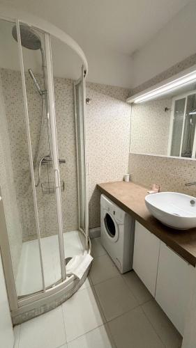 une salle de bain avec douche et lavabo et une machine à laver dans l'établissement Appartement 753, 4 personnes, vue mer By Palmazur, à Cannes