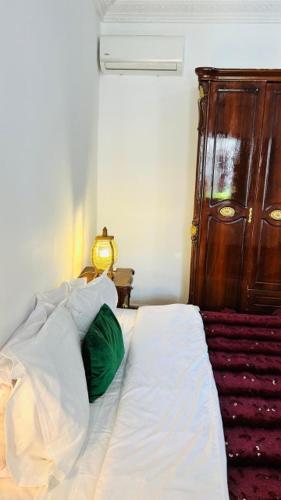 Postel nebo postele na pokoji v ubytování RIAD DAR ESSOURY Marrakech