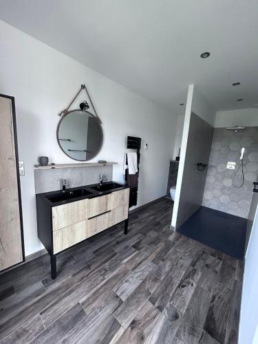 une salle de bain avec un lavabo et un miroir au mur dans l'établissement Villa neuve 4 étoiles avec piscine et belles vues, à Sainte-Maxime