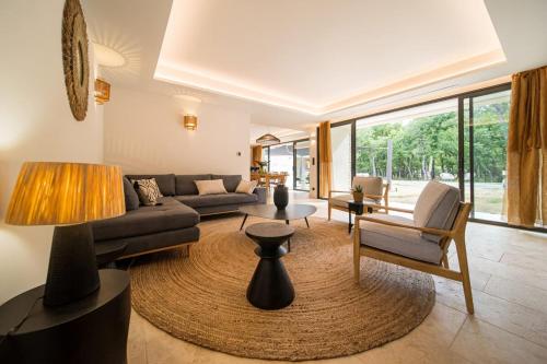 un salon avec un canapé et une table dans l'établissement Stone villa with heated pool in Gordes, à Gordes