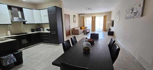Η κουζίνα ή μικρή κουζίνα στο Large Apartment in Marsascala. sleeps 6
