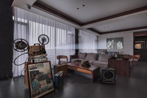 a living room with a couch and a table at Longji Skyreach Peak Resort - Golden Buddha Summit in Longsheng