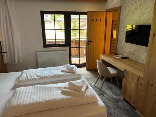 Postel nebo postele na pokoji v ubytování Tieflehner Hof Pitztalhaus Hotel