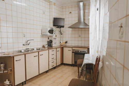 a kitchen with a sink and a stove top oven at Arcadia Centro de Andalucía in Encinas Reales
