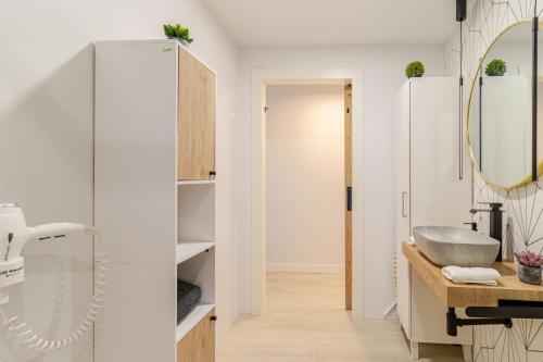 サンタンデールにあるAtractivo piso recién reformadoの洗面台と鏡のあるバスルーム