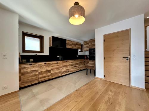 un salon avec une porte et une télévision dans l'établissement Homency - Residence L'Expression A22, à L'Alpe-d'Huez