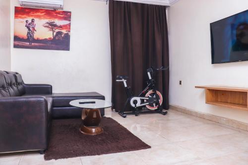Una televisión o centro de entretenimiento en Top View Hotel, Abuja