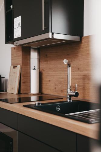 a kitchen counter with a sink and aaucet at DOM Apartment III - modern & zentral mit kostenfreiem Parkplatz in Fulda