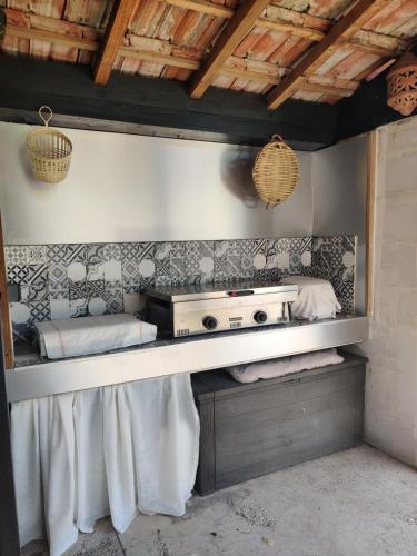 une chambre avec un lecteur de disques sur une étagère dans l'établissement Villa Caroux, à Bédarieux