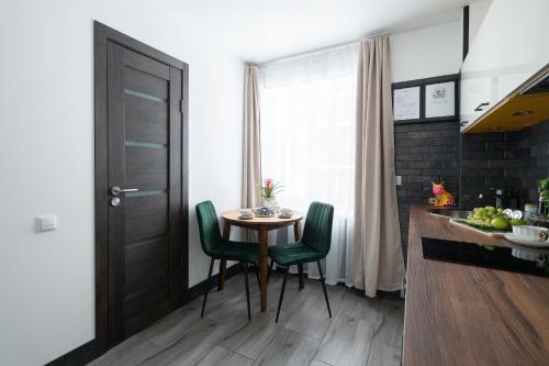 Кухня или мини-кухня в Green Garden & Private Parking Apartments with Playground
