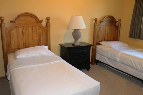 Postel nebo postele na pokoji v ubytování 2 Bedroom upper Duck Lake Condo at Wild Eagle Lodge