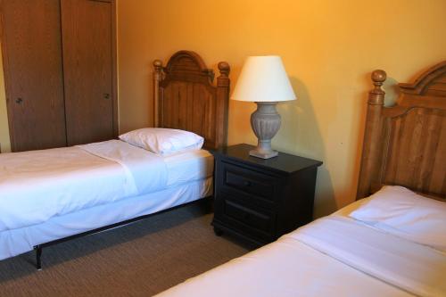 Postel nebo postele na pokoji v ubytování 2 Bedroom upper Duck Lake Condo at Wild Eagle Lodge