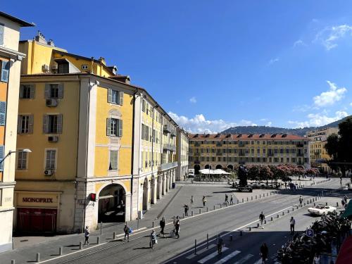 Un groupe de personnes se promenant dans une rue de la ville dans l'établissement Joli Studio Place Garibaldi, Vieux-Nice, Port, à Nice