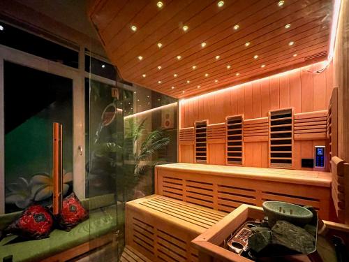 a room with a sauna with at Floating Hideaway- Coco de Mer in Ribnitz-Damgarten