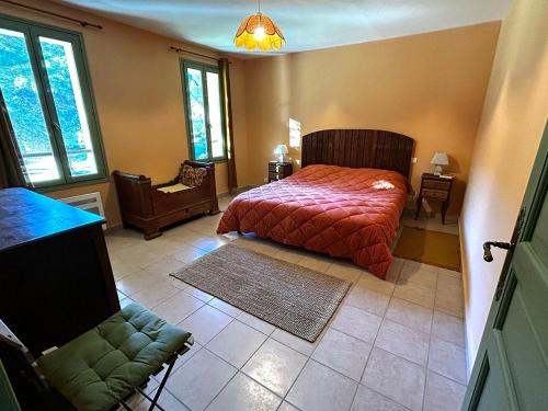 une chambre avec un lit, une chaise et des fenêtres dans l'établissement Appartement pleine nature 2pers - A3, à Grimaud