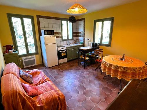 - une cuisine avec un canapé et une table dans une chambre dans l'établissement Appartement pleine nature 2pers - A3, à Grimaud