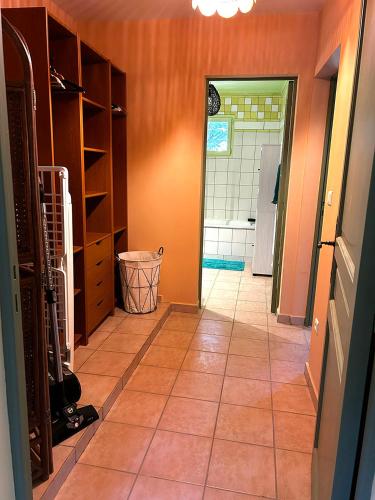 - un couloir d'une cuisine avec du carrelage dans l'établissement Appartement pleine nature 2pers - A3, à Grimaud