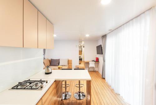 a kitchen and living room with a stove and a counter top at Club del Sole Tenuta Primero Grado Family Collection in Grado