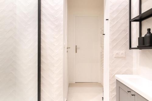 une salle de bain avec douche et lavabo dans l'établissement Cozy Apartment in heart of Montmartre, à Paris