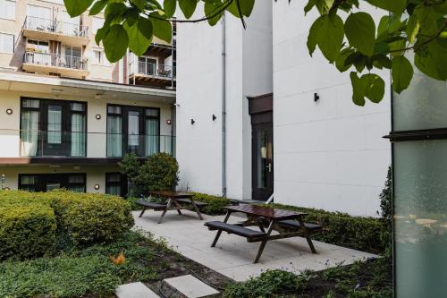 Un jardín fuera de Hotel Mercier