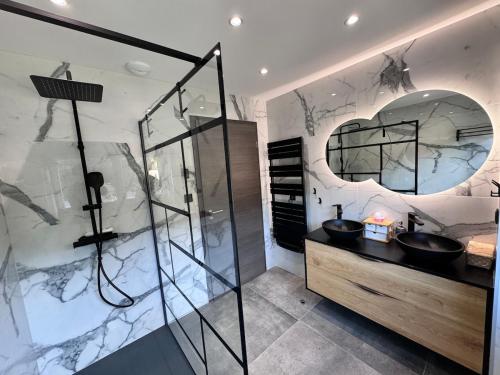 une salle de bain avec une douche, un lavabo et un miroir dans l'établissement Le Logis des Fées, à Gérardmer