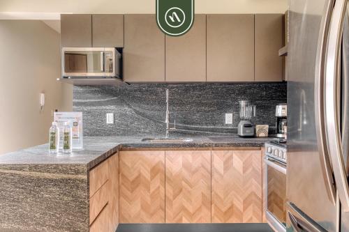 Dapur atau dapur kecil di Centric 2 BR Condo in the Heart Roma Norte