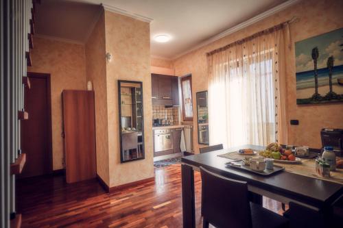 Кухня или мини-кухня в Travelershome Ciampino 212 Central Station Guest House
