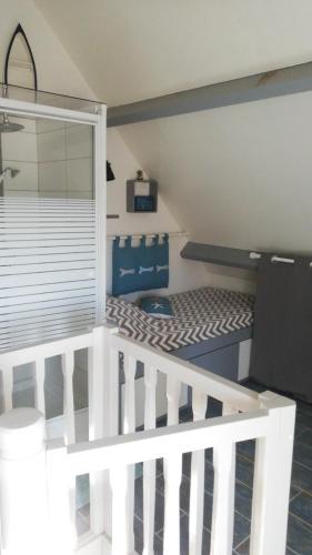 - une petite chambre avec des lits superposés dans une maison dans l'établissement Brise Marine, à Merville-Franceville-Plage