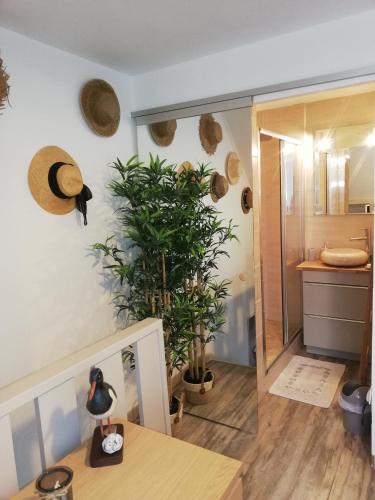 - une salle de bains pourvue d'une table et d'une plante dans l'établissement Brise Marine, à Merville-Franceville-Plage