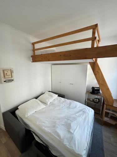 - une chambre avec un lit et une mezzanine dans l'établissement Mini-loft, Paris 15 - Convention, à Paris