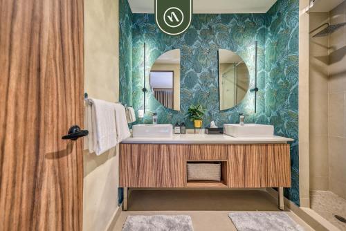ein Badezimmer mit zwei Waschbecken und einem Spiegel in der Unterkunft Luxury 2 BR Condo Near Beaches - Pools - Gym in Nuevo Vallarta