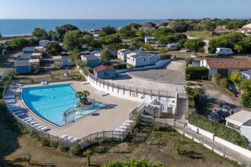 Bazén v ubytování Campings Le Platin La Redoute nebo v jeho okolí
