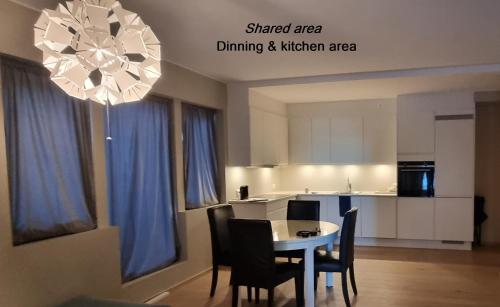 スタヴァンゲルにある8sq mts room Seaside Lervig-Parkのテーブルと椅子のあるキッチンとダイニングルーム