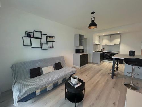 un salon avec un canapé et une table dans l'établissement Appart T2 magnifique vu océan, à Saint-Hilaire-de-Riez