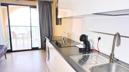 une cuisine avec un évier et un plan de travail dans l'établissement Appartement 607, vue mer, 4 personnes By Palmazur Vacances, à Cannes