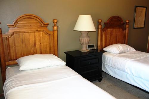Postel nebo postele na pokoji v ubytování 2 bedroom Duck Lake condo at Wild Eagle Lodge, #207