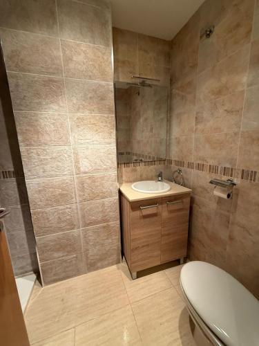 un baño con inodoro y lavabo en Oropesa del Mar, en El Borseral