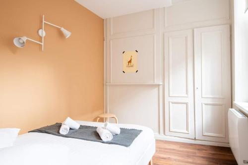 une chambre avec un lit avec des serviettes dessus dans l'établissement L'Élysia - Charmant T2 au coeur du Vieux-Lille, à Lille